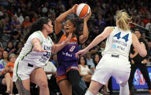 ۳ ناتیشا هیدمن با ۵.۵ ثانیه مانده ، سیاهگوش را بدون شکست نگه می دارد – Inforum ۳ ناتیشا هیدمن با ۵.۵ ثانیه مانده ، سیاهگوش را بدون شکست نگه می دارد – Inforum